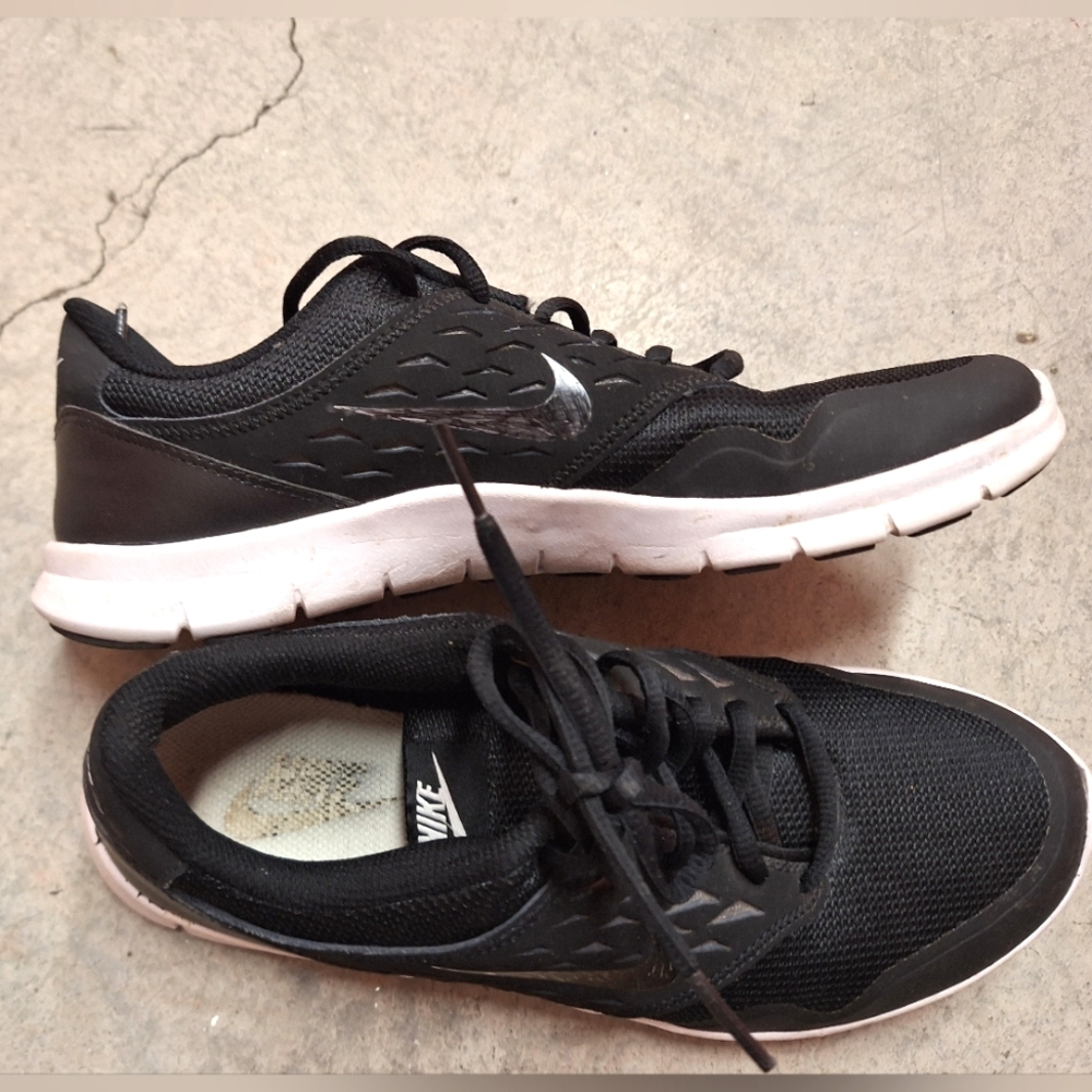 👟NIKE👟 Ladies Black & White Snikers